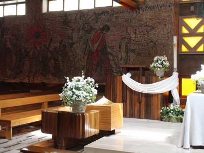 L�opera dell�architetto si pu� definire �totale�, dato che oltre alla struttura furono da lui disegnati anche gli arredi sacri realizzati in legno paduk...